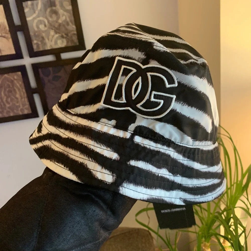 Authentic DOLCE & GABBANA ZEBRA PRINT DG LOGO BUCKET HAT - Picture 12 of 14